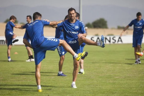 Estiramiento piernas futbolistas.webp